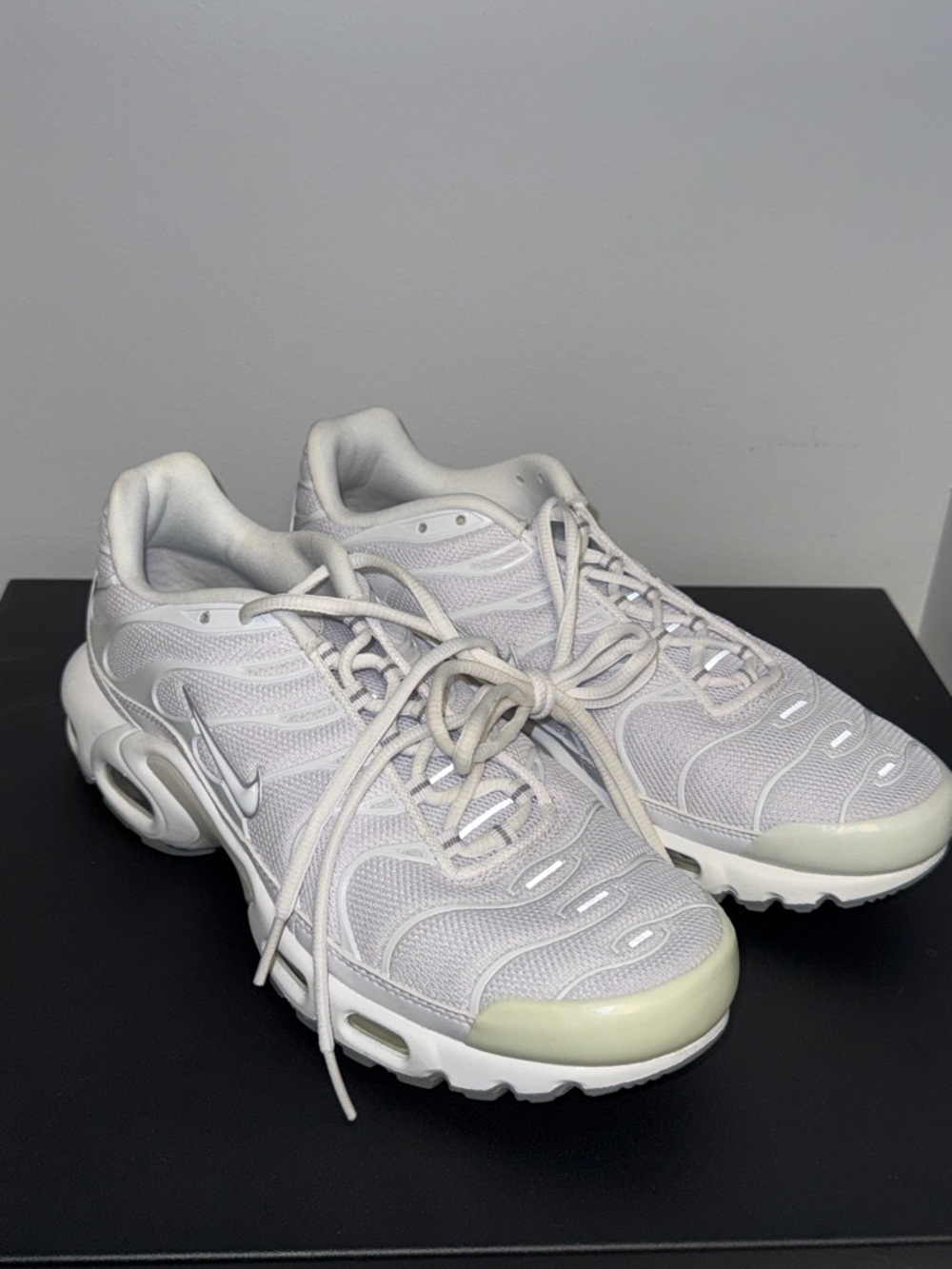 Nike Air Max Plus TN Mens Sz 9 Triple White Athletic  yellowing /color on front